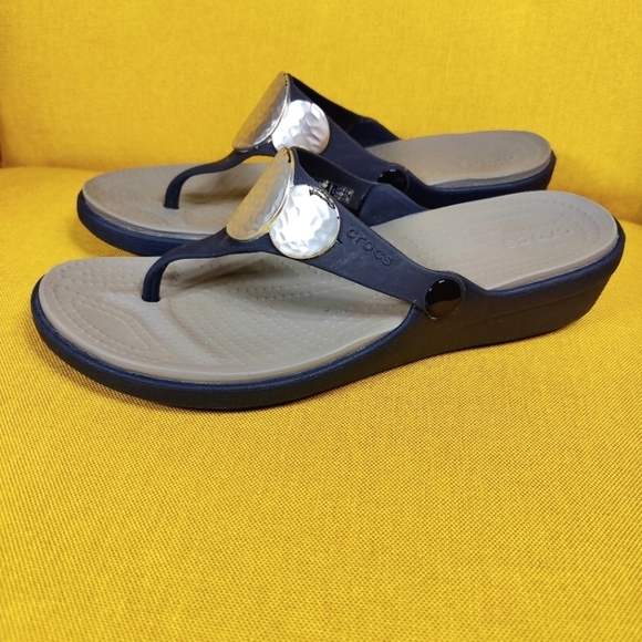 CROCS Sanrah Silver Hammered Medallion Navy Wedge Thong FlipFlop Sandal Women 10 - Picture 2 of 9